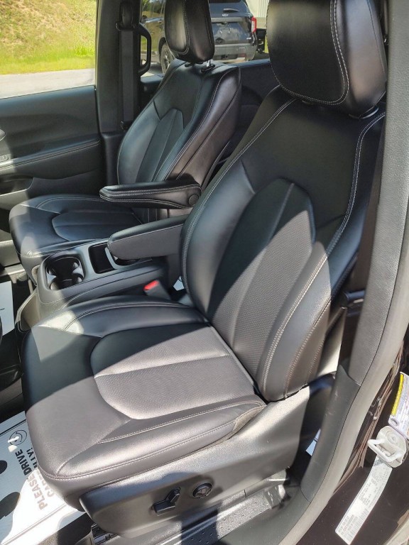 2025 Chrysler Pacifica Image 37