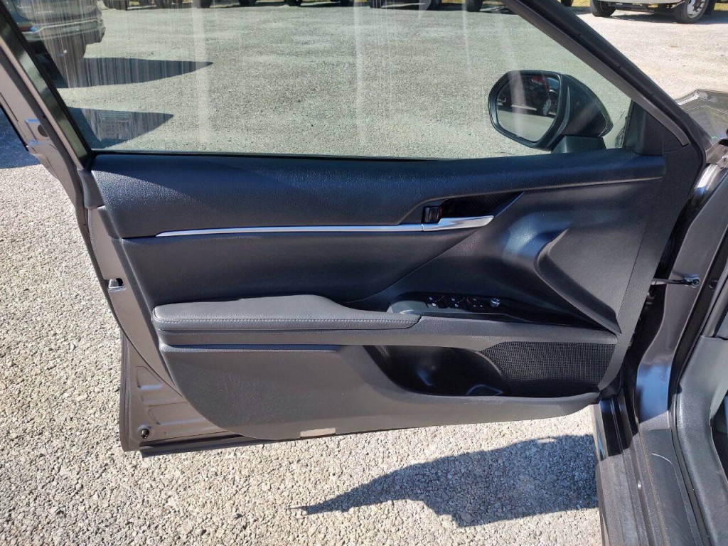 2019 Toyota Camry Image 16