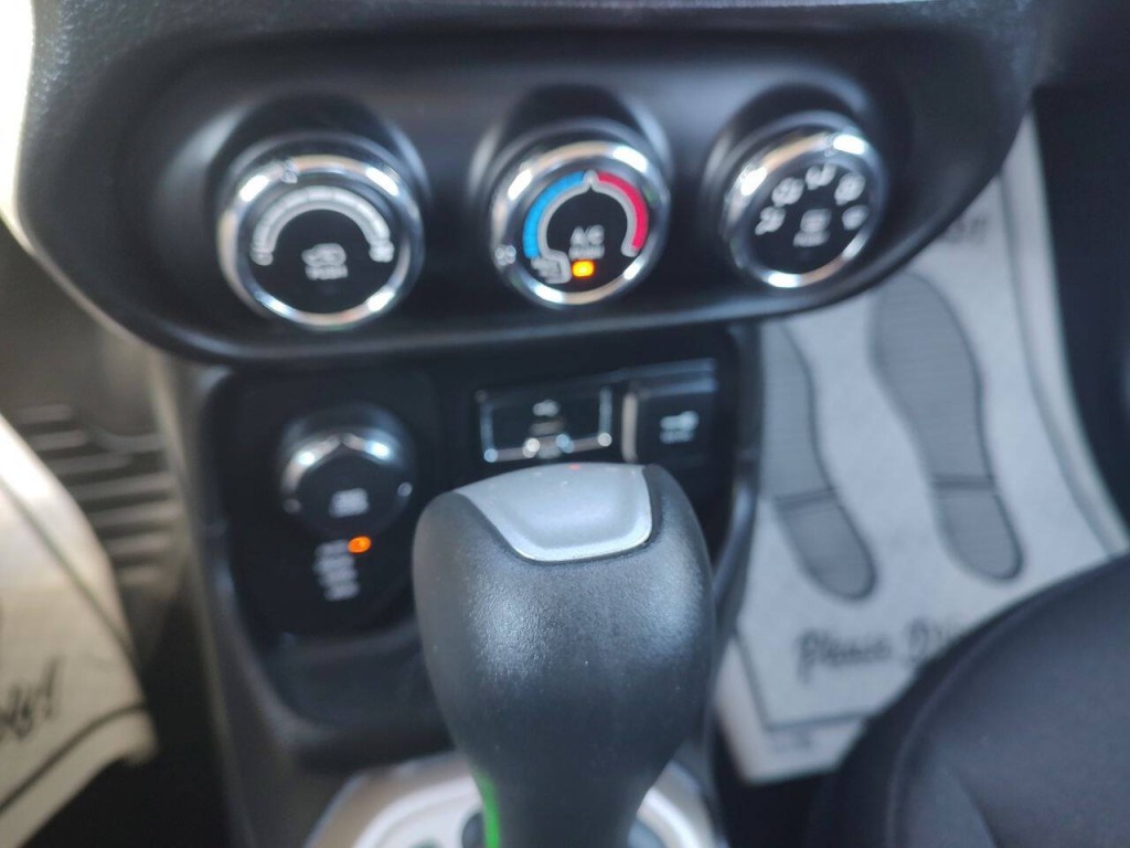 2017 Jeep Renegade Image 33