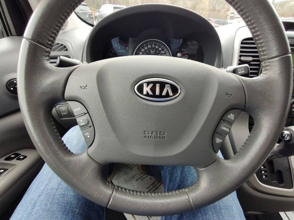 2012 Kia Sedona Image 35