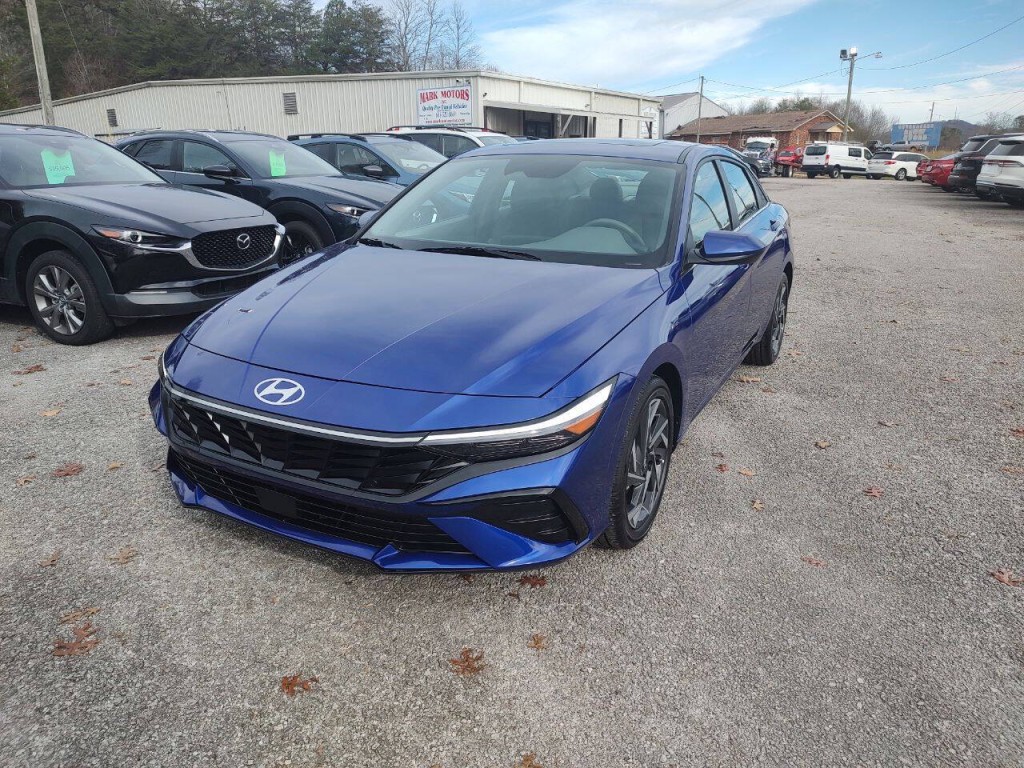 2025 Hyundai Elantra Image 2