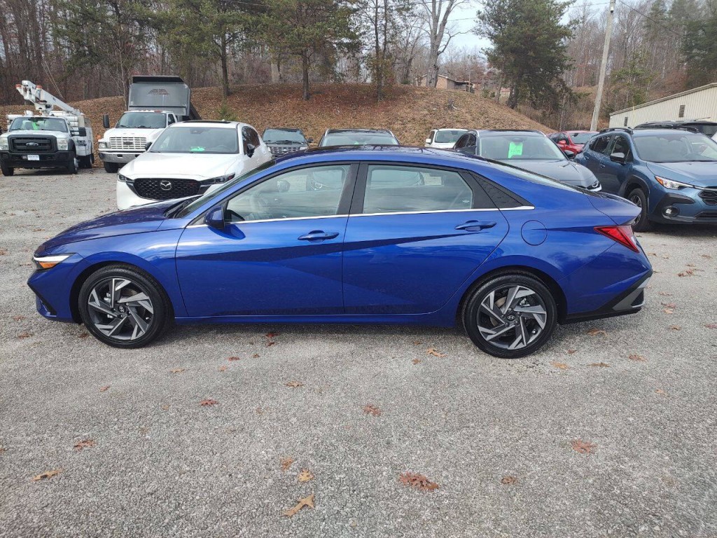 2025 Hyundai Elantra Image 9