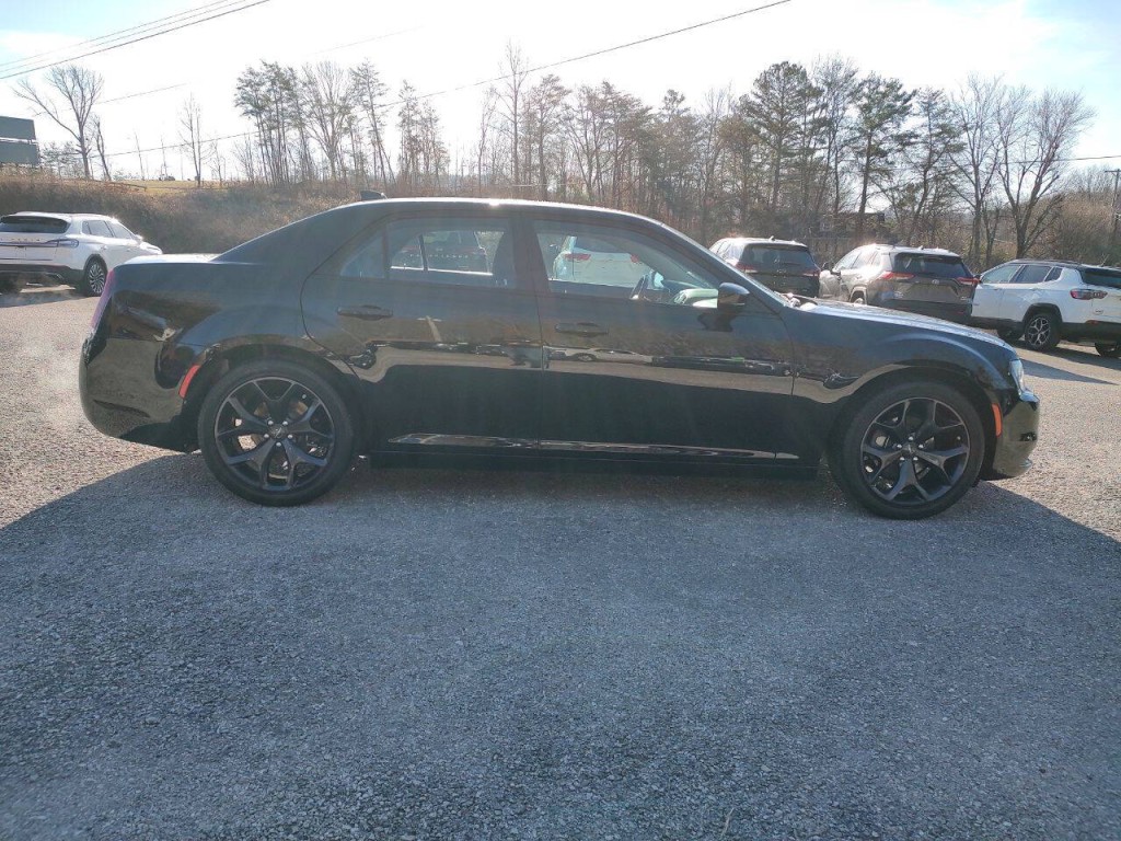 2020 Chrysler 300 Image 8