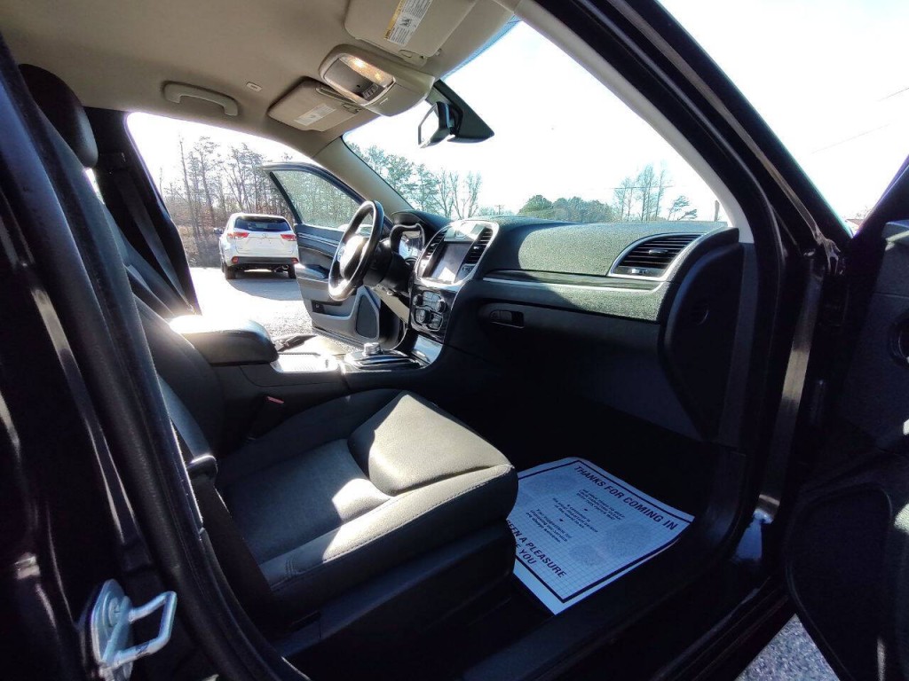 2020 Chrysler 300 Image 14