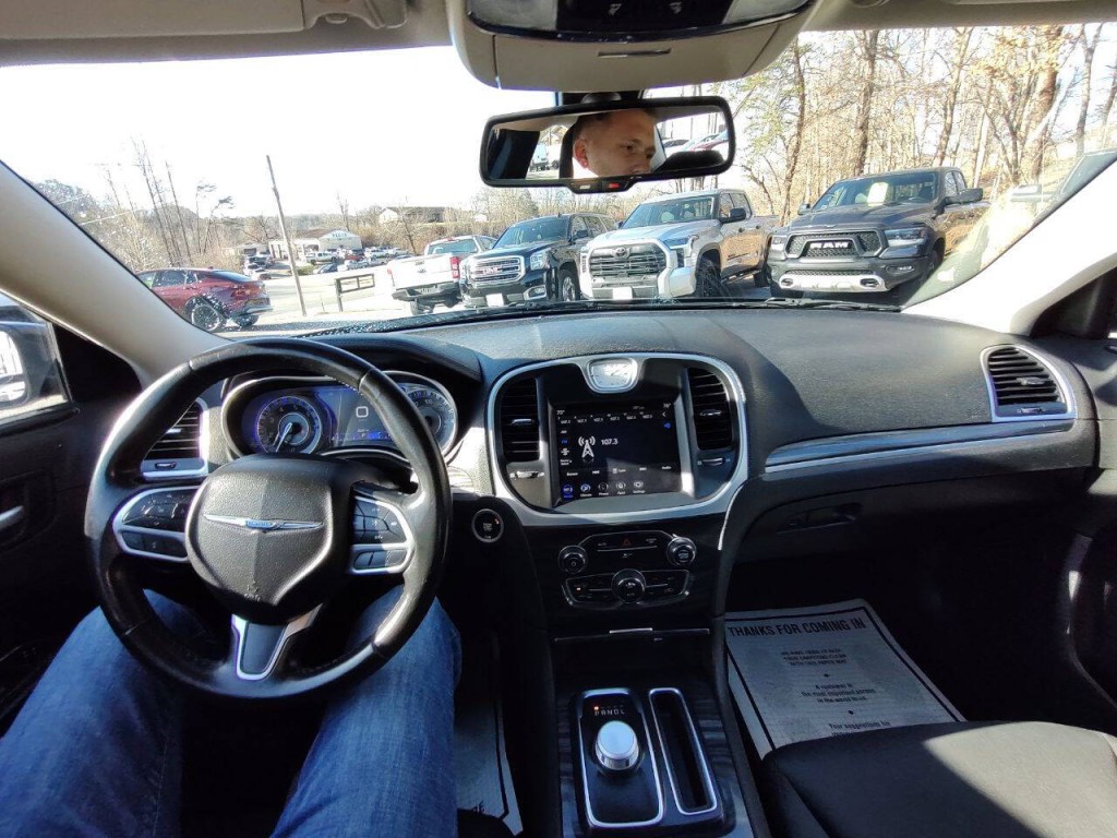 2020 Chrysler 300 Image 33