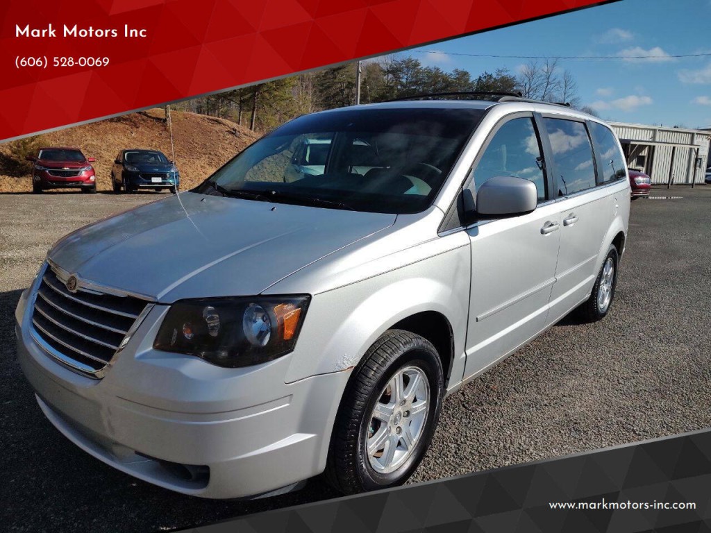 2008 Chrysler Town & Country Image 1