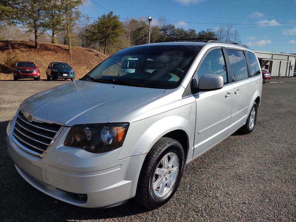 2008 Chrysler Town & Country Image 2