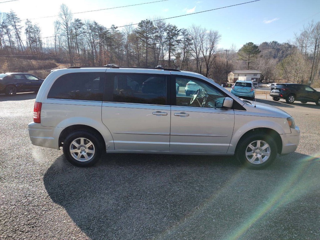 2008 Chrysler Town & Country Image 5