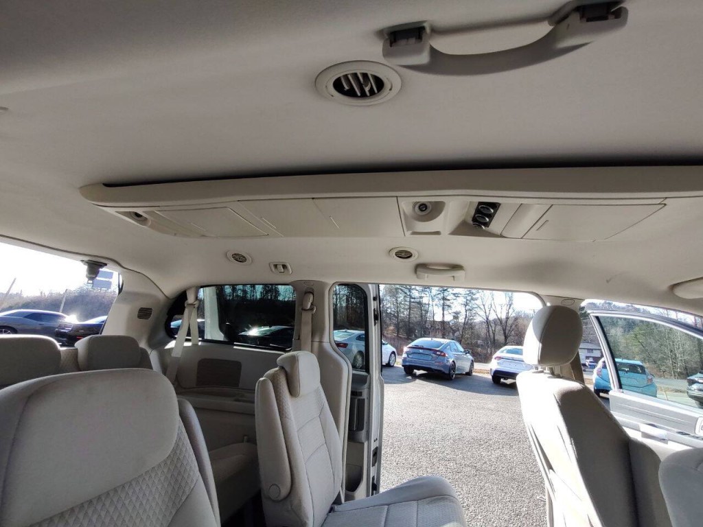 2008 Chrysler Town & Country Image 14