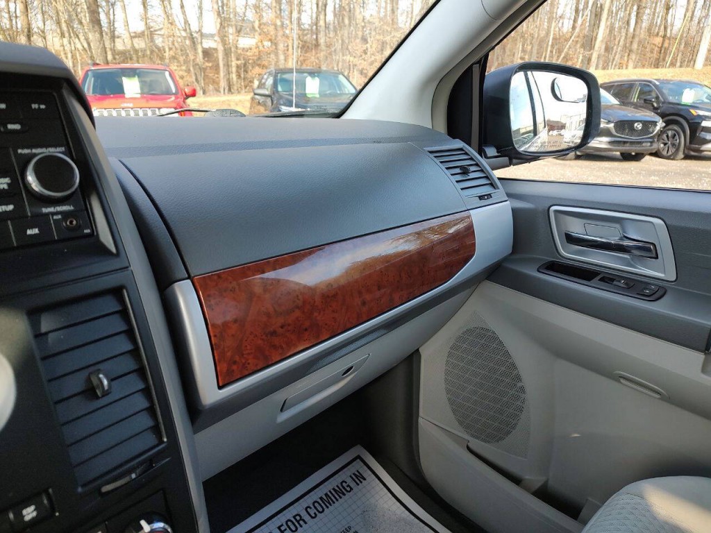 2008 Chrysler Town & Country Image 25