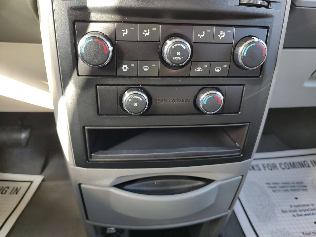 2008 Chrysler Town & Country Image 36