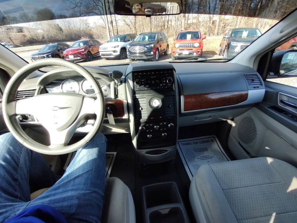 2008 Chrysler Town & Country Image 39