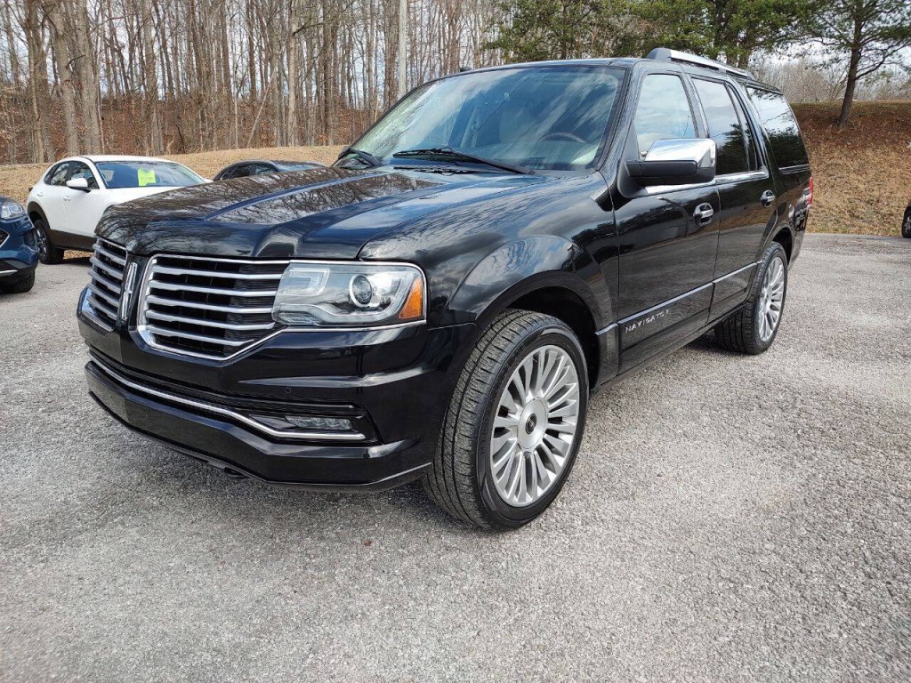 2017 Lincoln Navigator Image 2