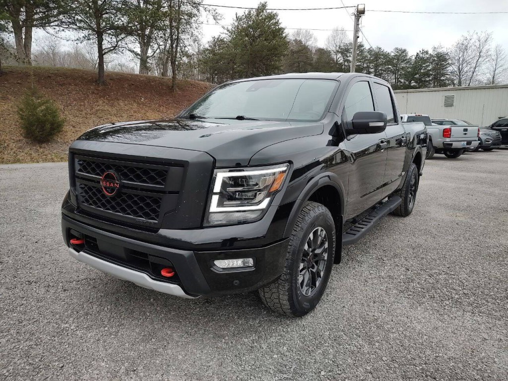 2023 Nissan Titan Image 2