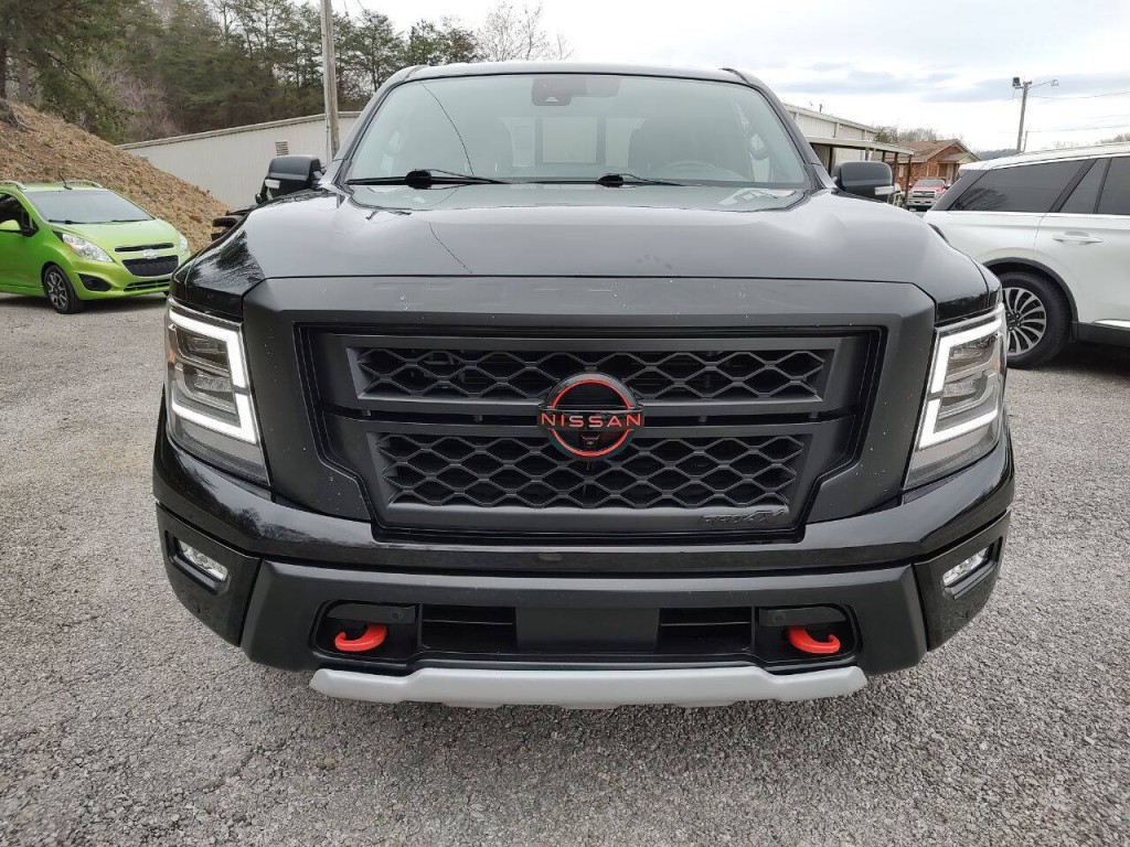 2023 Nissan Titan Image 3