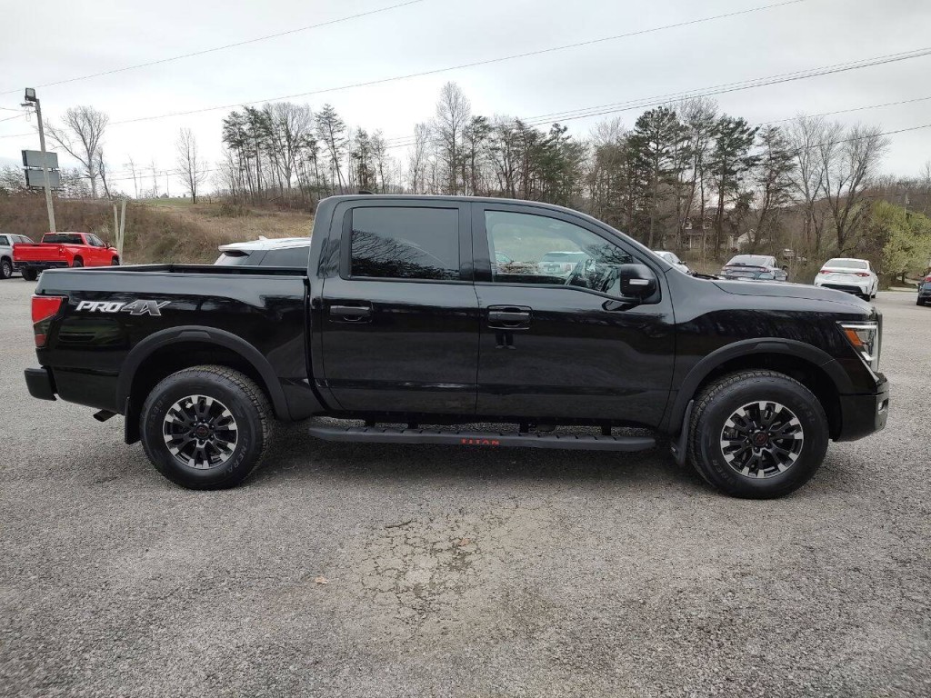2023 Nissan Titan Image 9