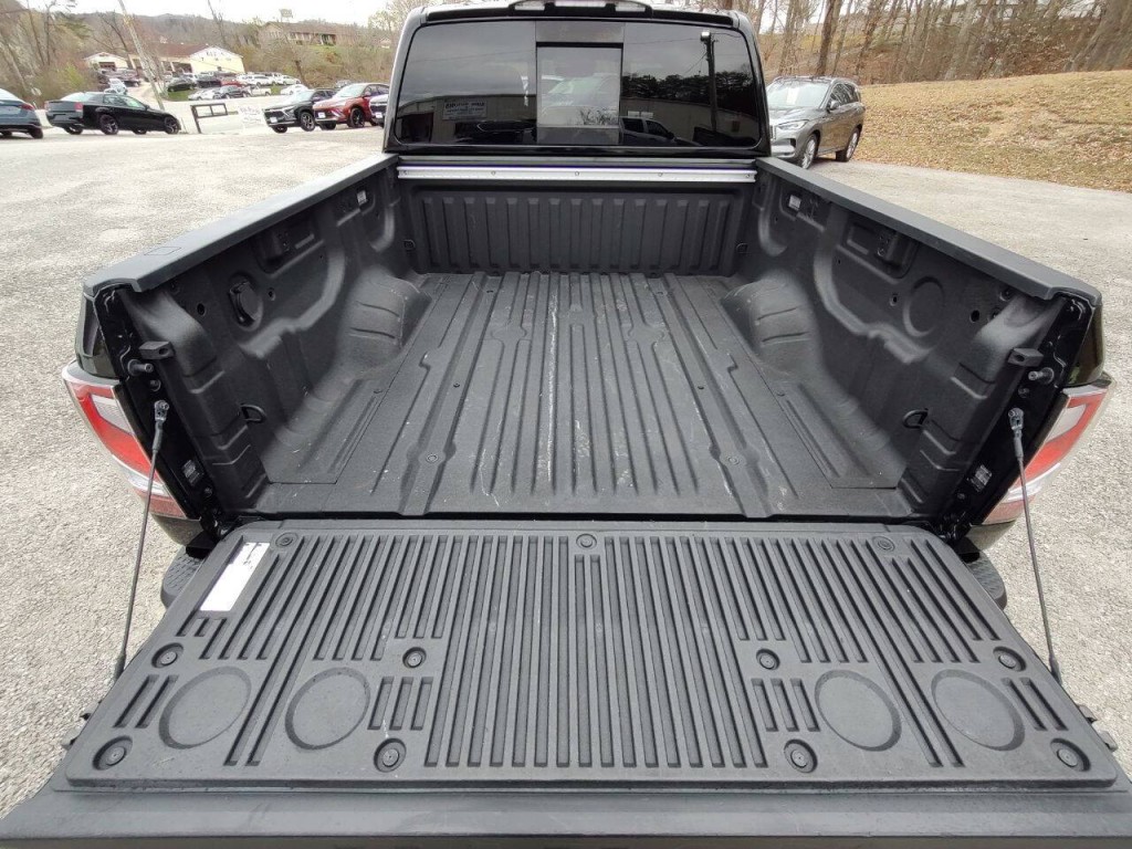 2023 Nissan Titan Image 10