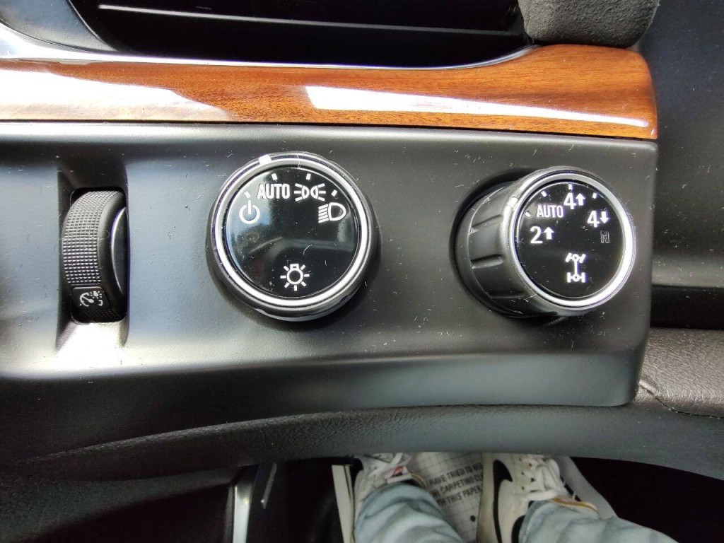 2016 Cadillac Escalade Image 31