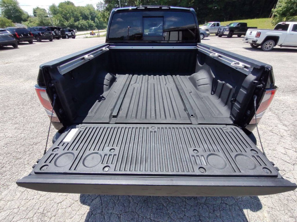 2020 Nissan Titan Image 11