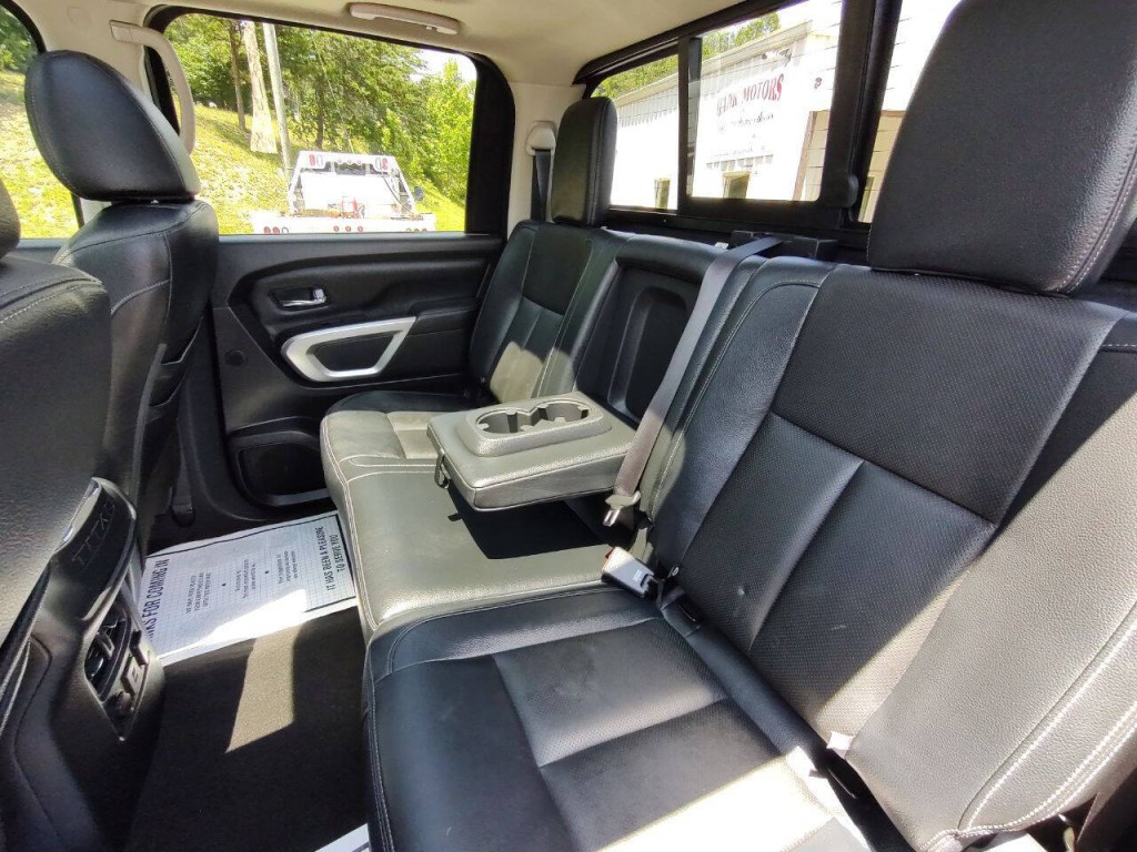 2020 Nissan Titan Image 24