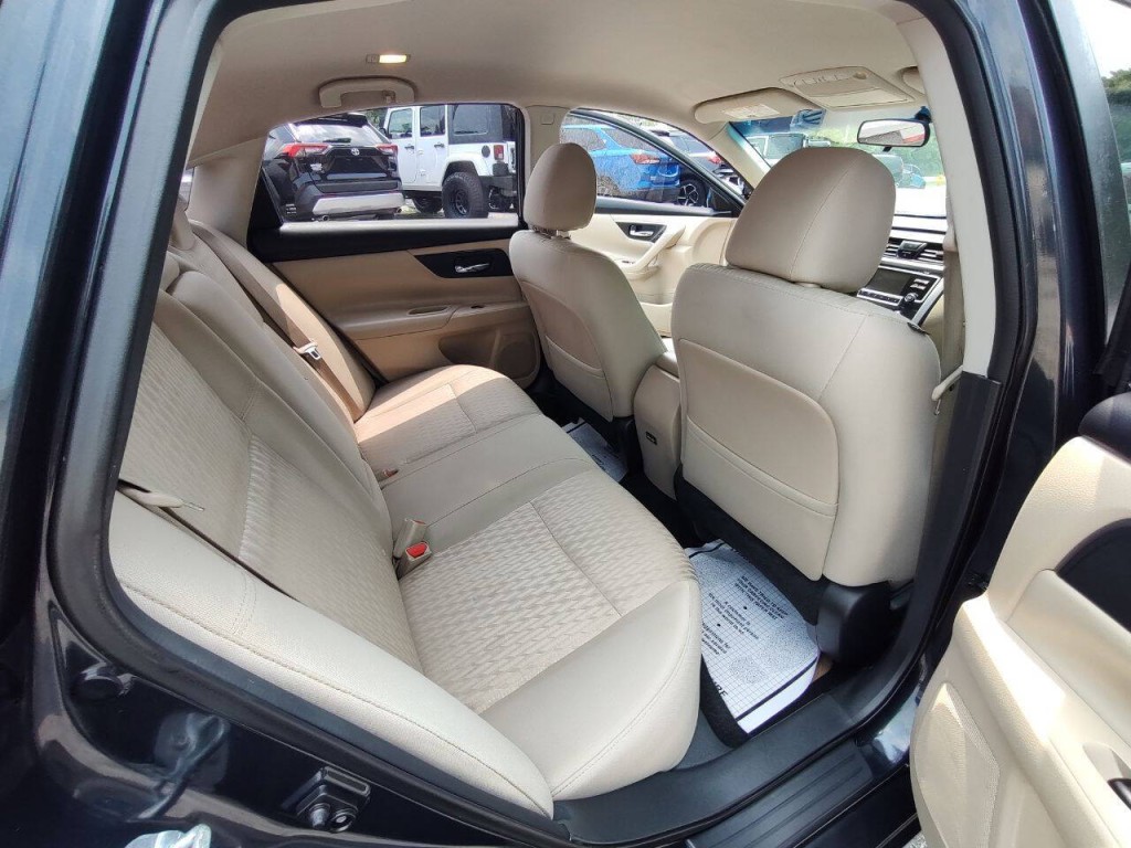2017 Nissan Altima Image 19