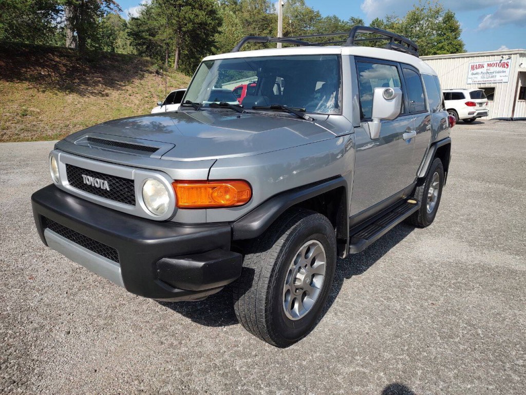 2012 Toyota FJ Cruiser Image 2