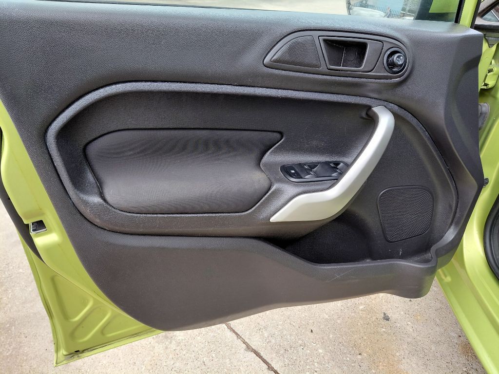 2012 Ford Fiesta Image 8