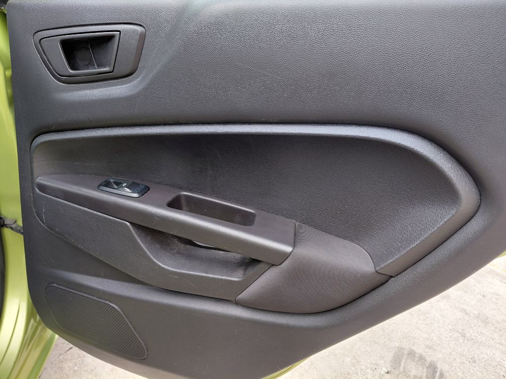 2012 Ford Fiesta Image 11