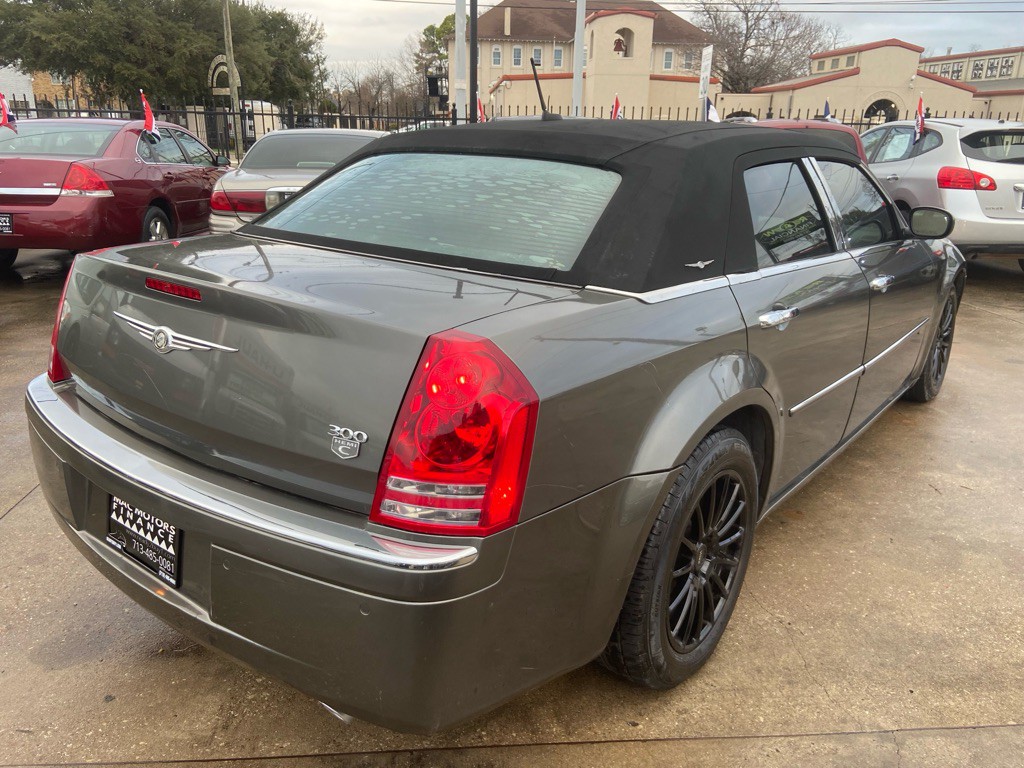 2008 Chrysler 300 Image 2