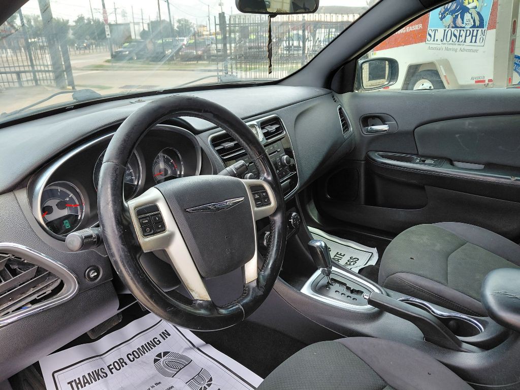 2012 Chrysler 200 Image 12