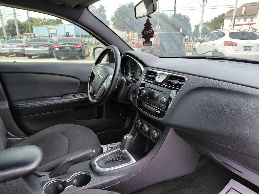 2012 Chrysler 200 Image 13