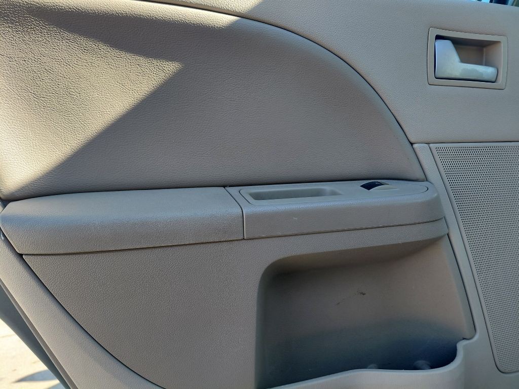 2005 Ford Five Hundred Image 19