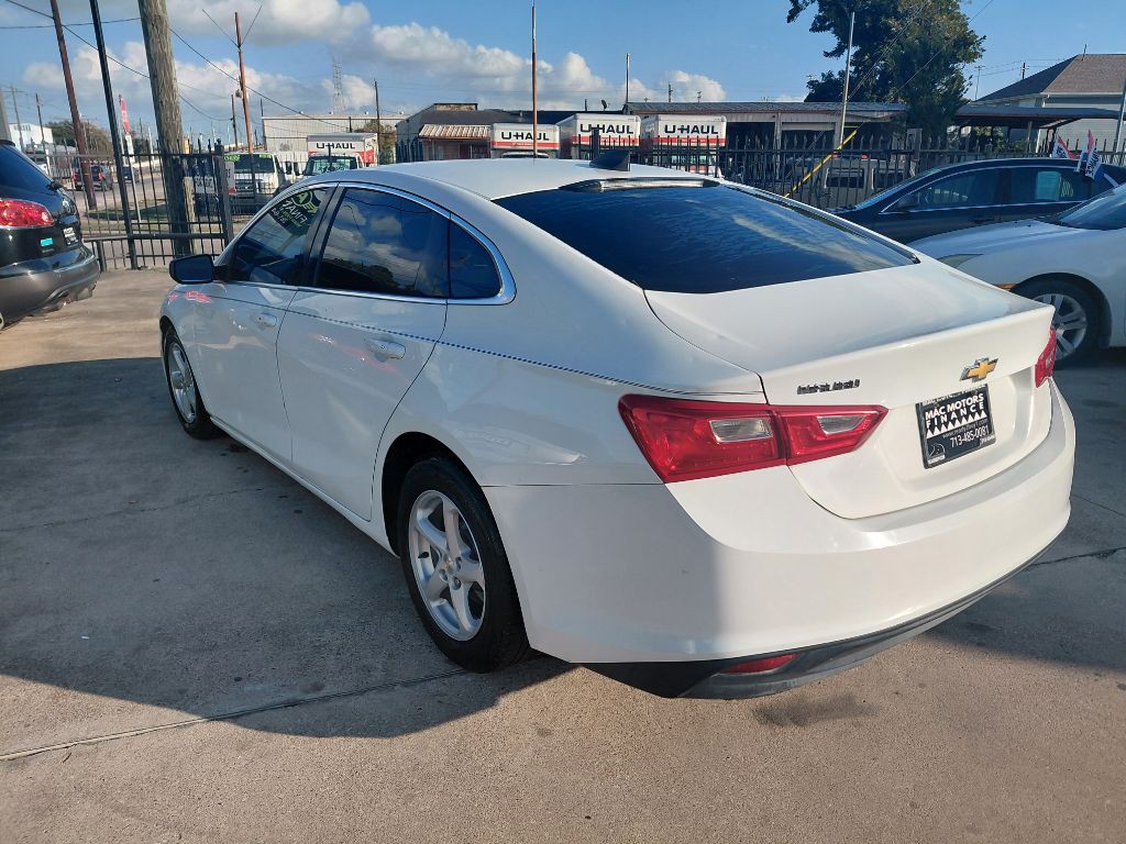 2017 Chevrolet Malibu Image 2