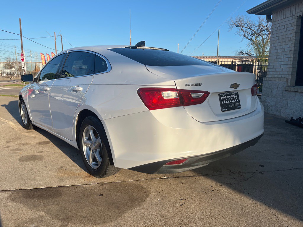 2017 Chevrolet Malibu Image 2
