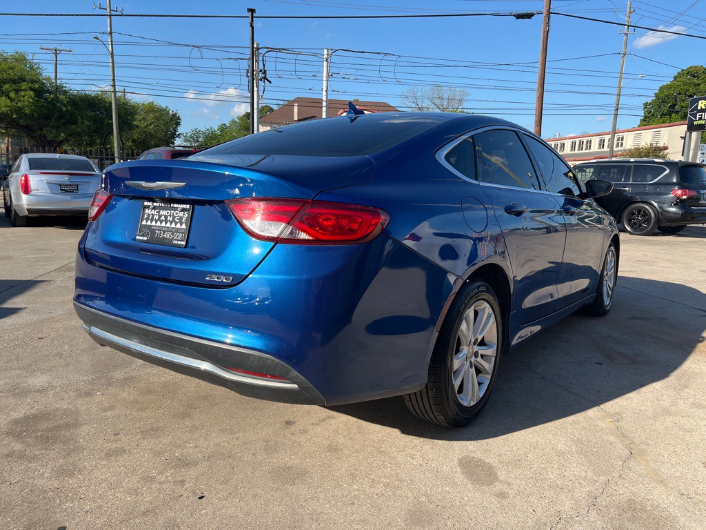 2016 Chrysler 200 Image 4