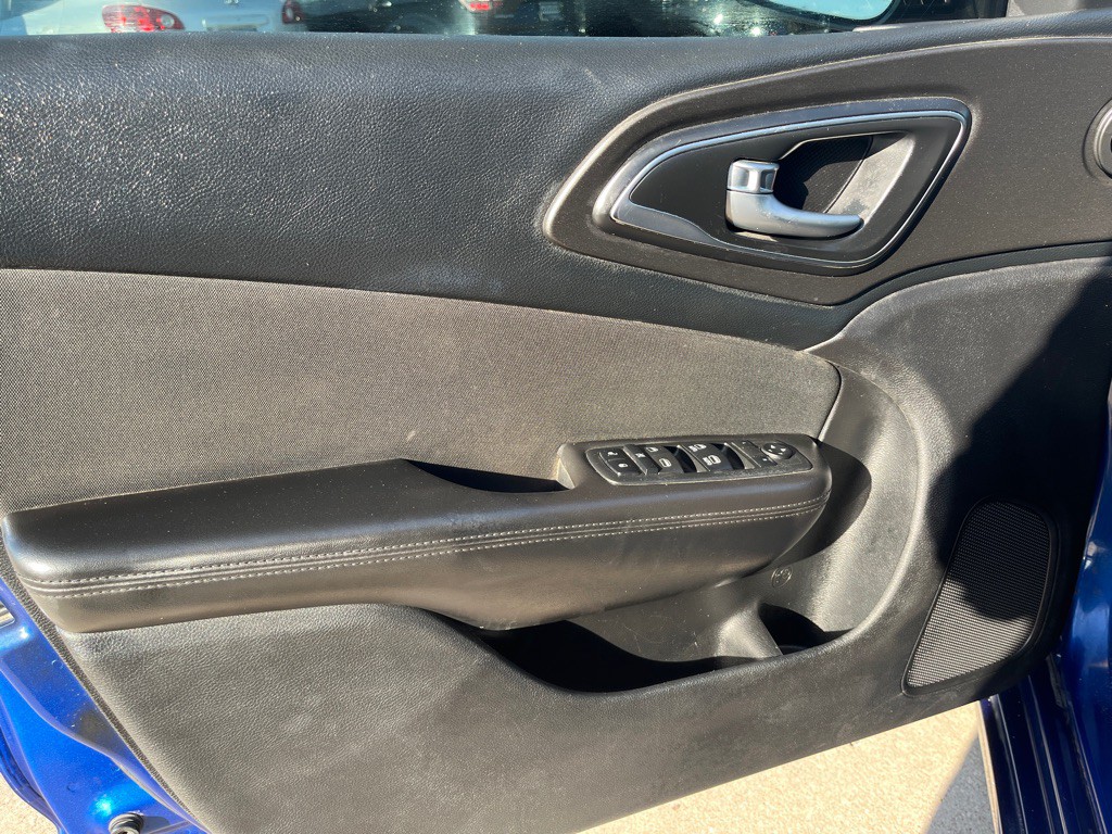 2016 Chrysler 200 Image 12