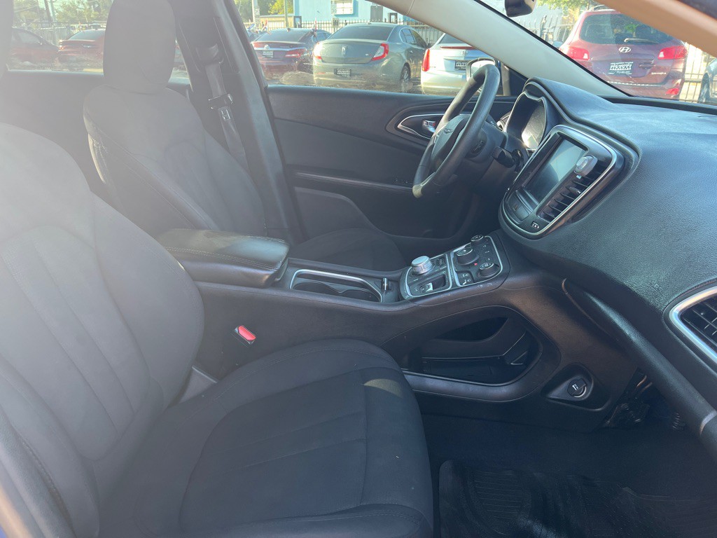 2016 Chrysler 200 Image 13