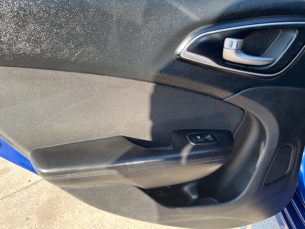 2016 Chrysler 200 Image 16