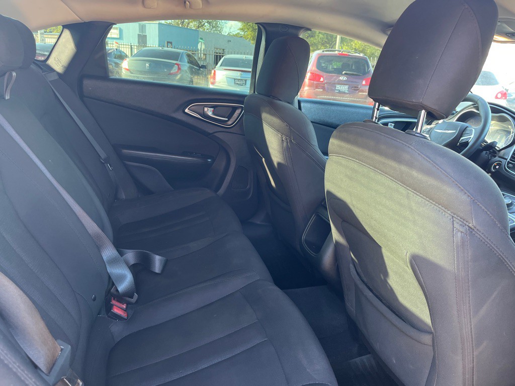2016 Chrysler 200 Image 17