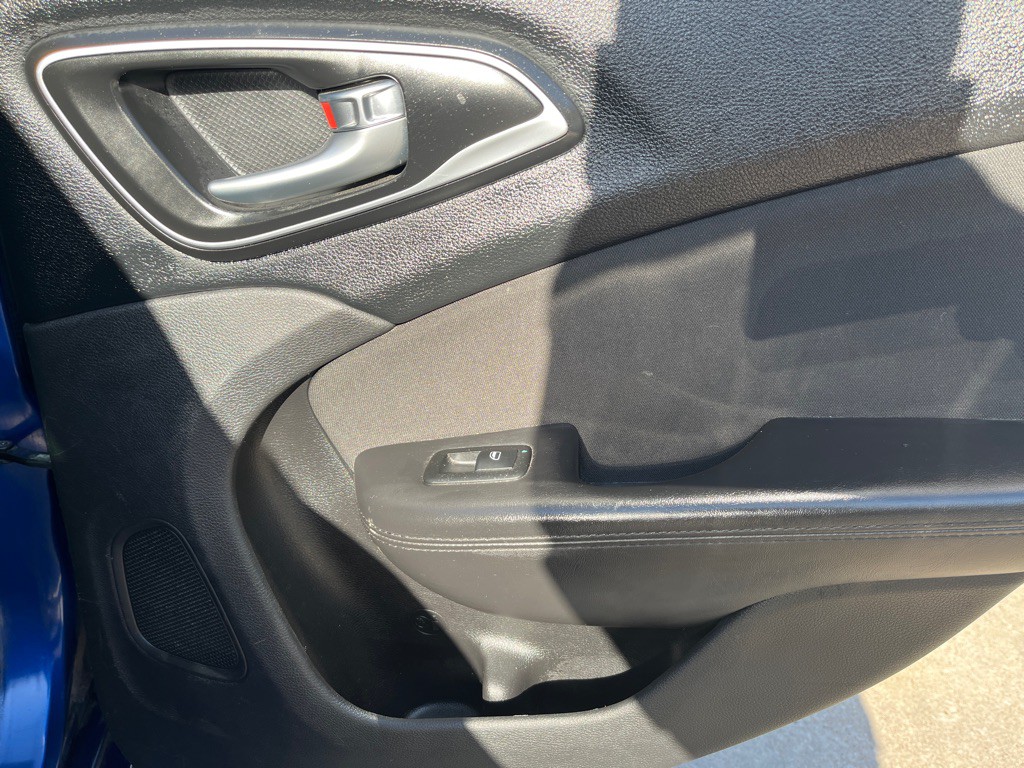 2016 Chrysler 200 Image 18