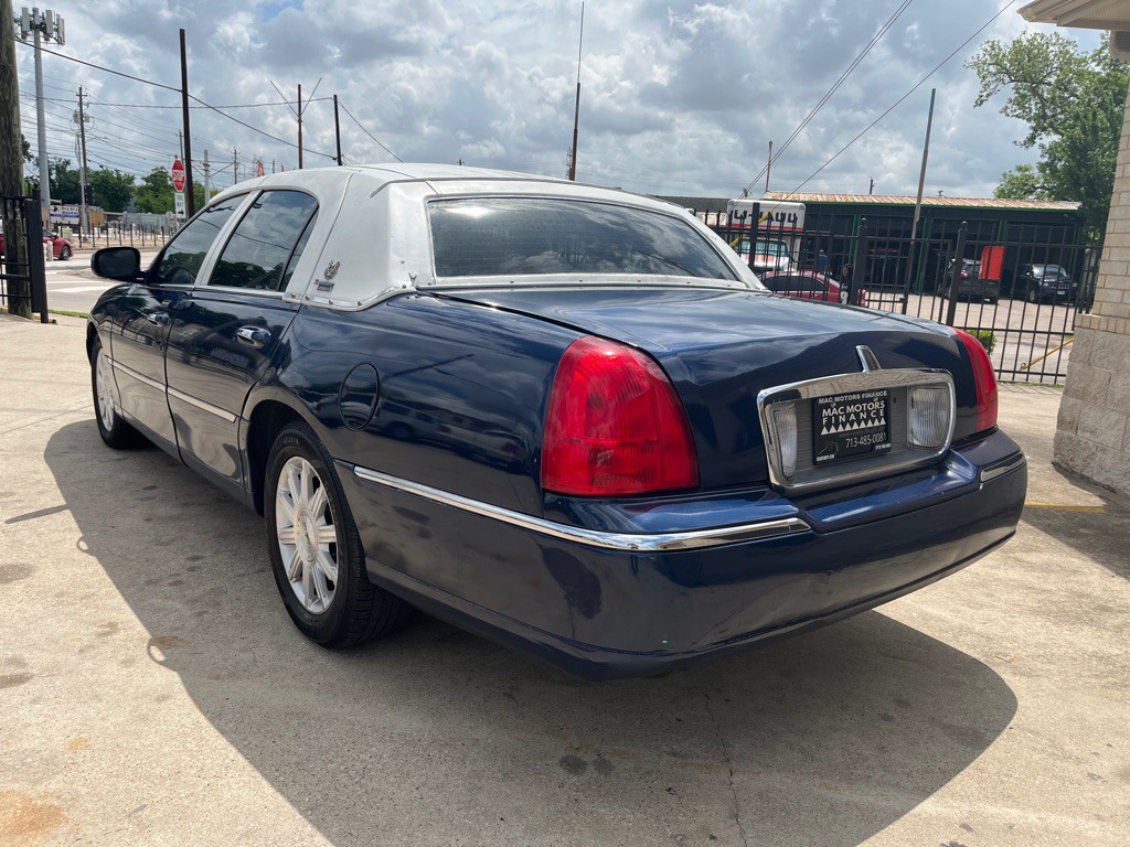 2008 Lincoln Town Car Image 2