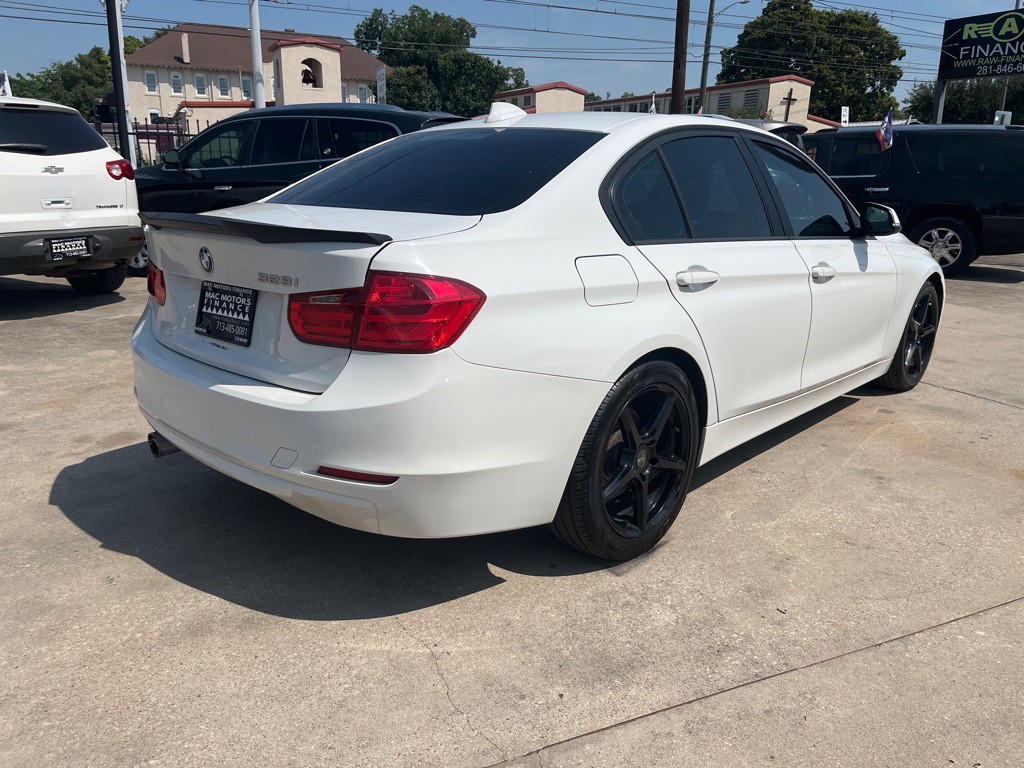2014 BMW 3 Series Image 9