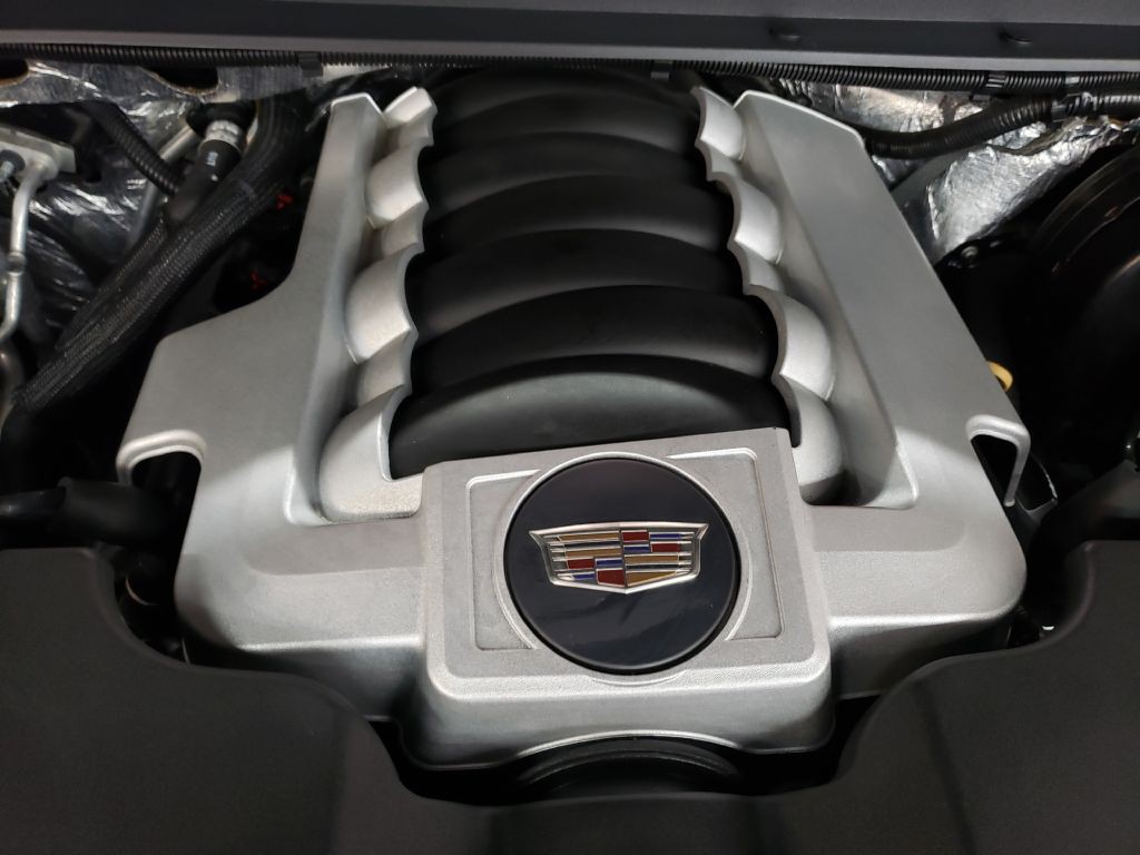 2017 Cadillac Escalade Image 2