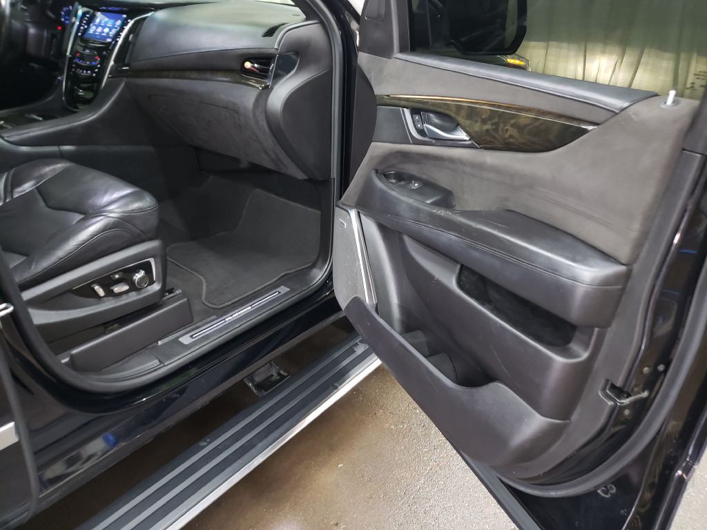 2017 Cadillac Escalade Image 31