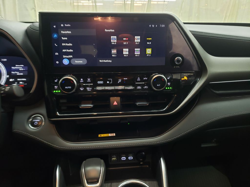 2023 Toyota Highlander Image 17