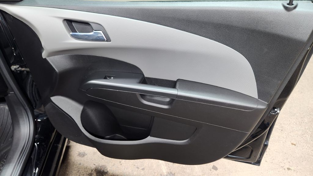 2016 Chevrolet Sonic Image 38