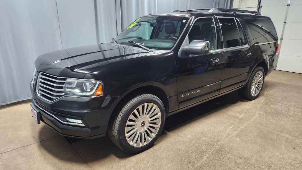 2017 Lincoln Navigator Image 2
