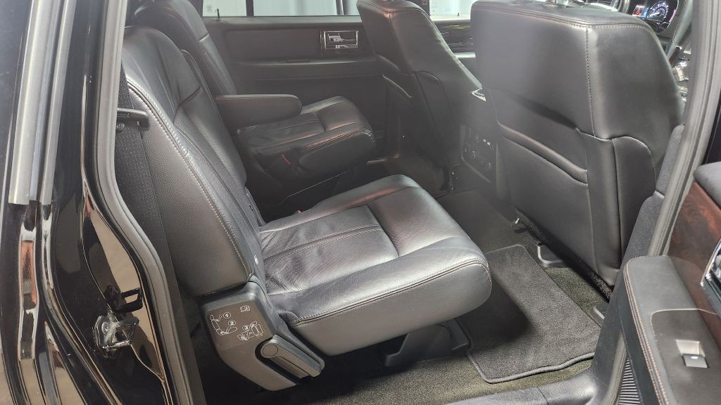 2017 Lincoln Navigator Image 40