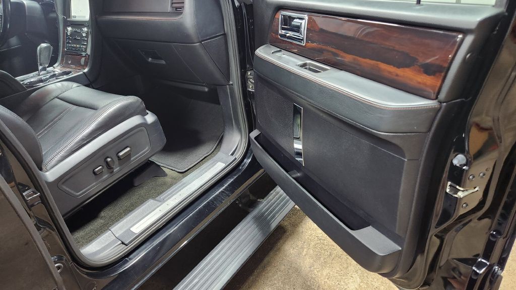2017 Lincoln Navigator Image 46