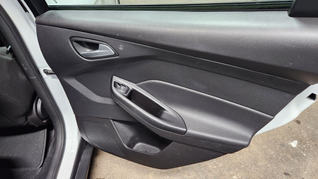 2015 Ford Focus Image 38